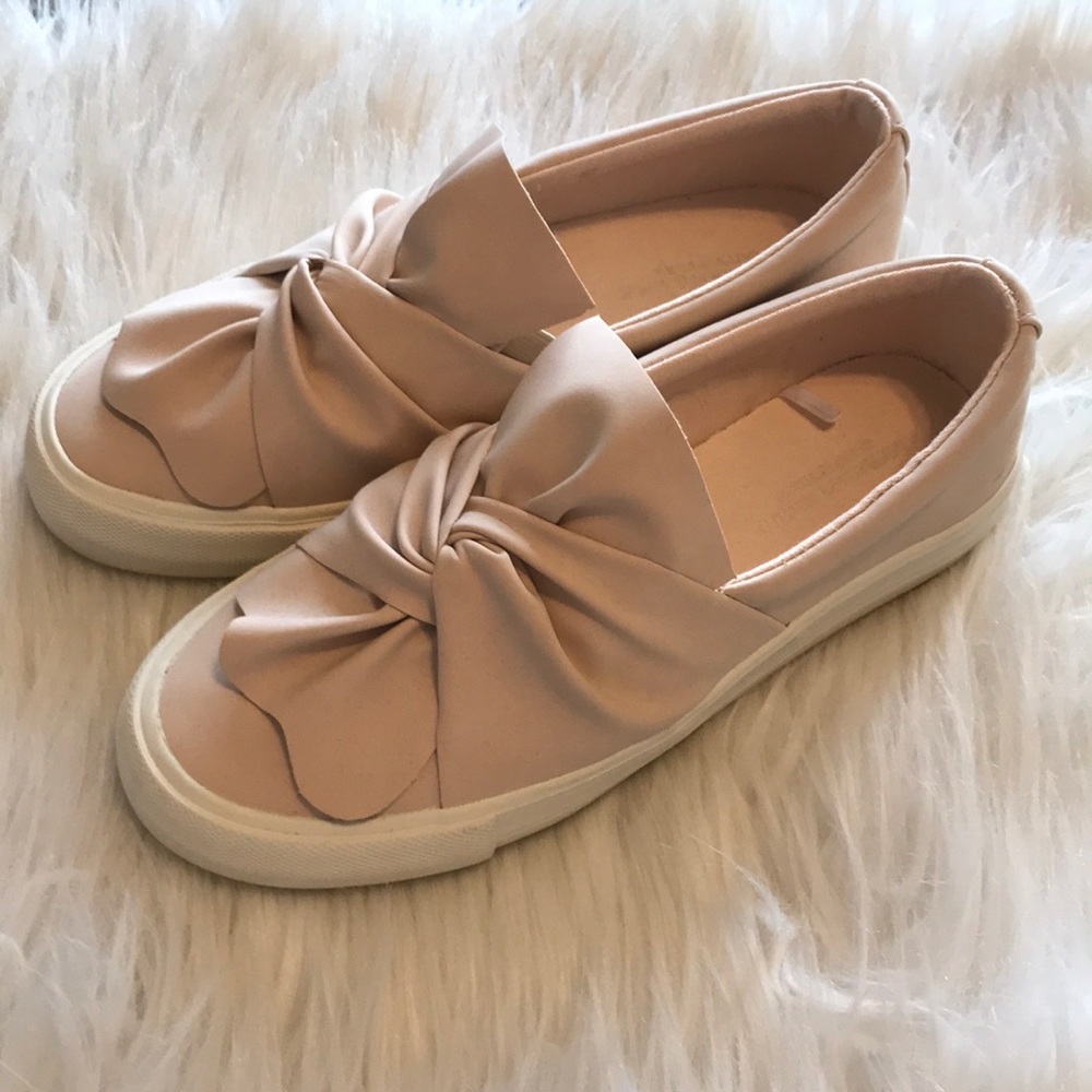 American Eagle bow slip-ons size 6